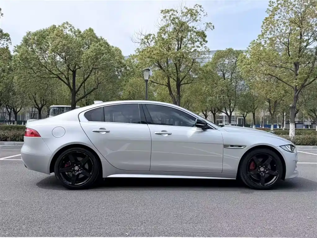 Jaguar XE 2016 — фото 11
