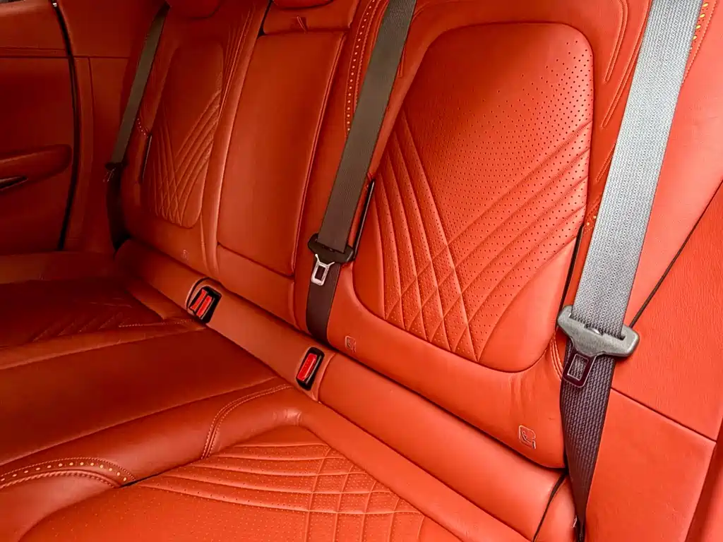 Aston Martin DBX 2023 — фото 12