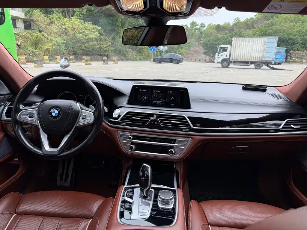 BMW 7 Series 2018 — фото 20