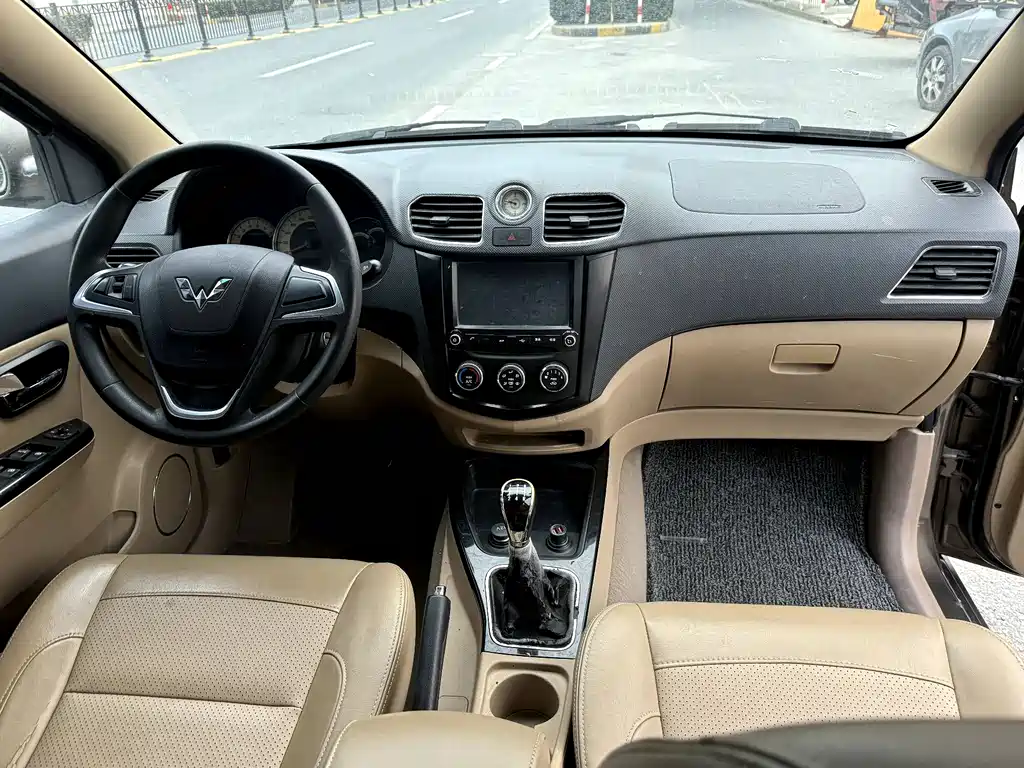 Wuling Hongguang 2015 — фото 12
