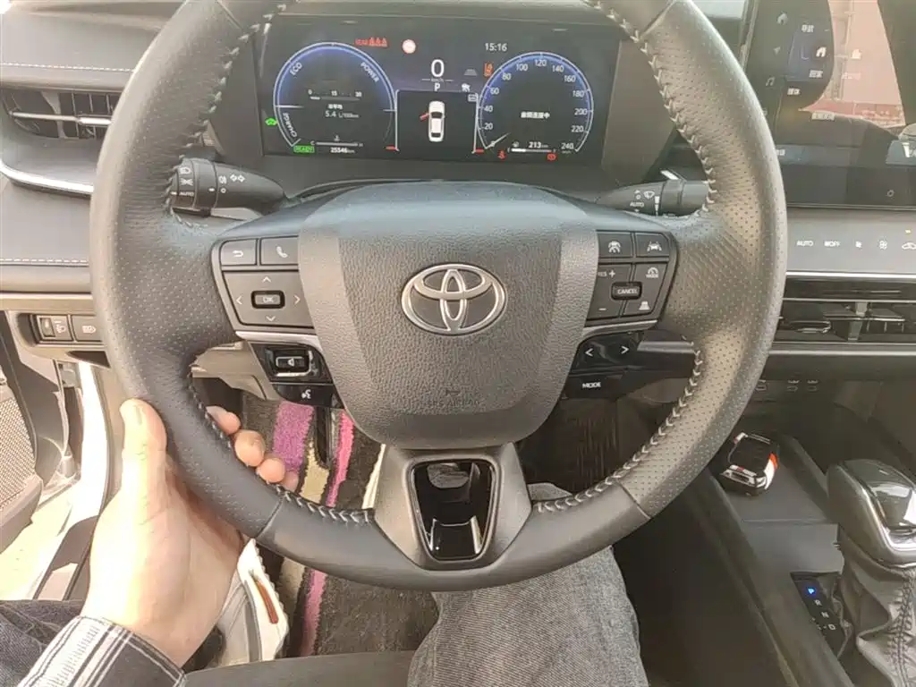 Toyota Camry 2024 — фото 11