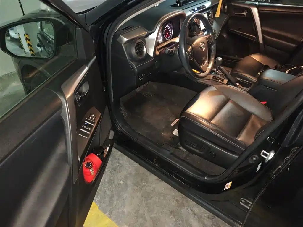 Toyota RAV4 2018 — фото 12