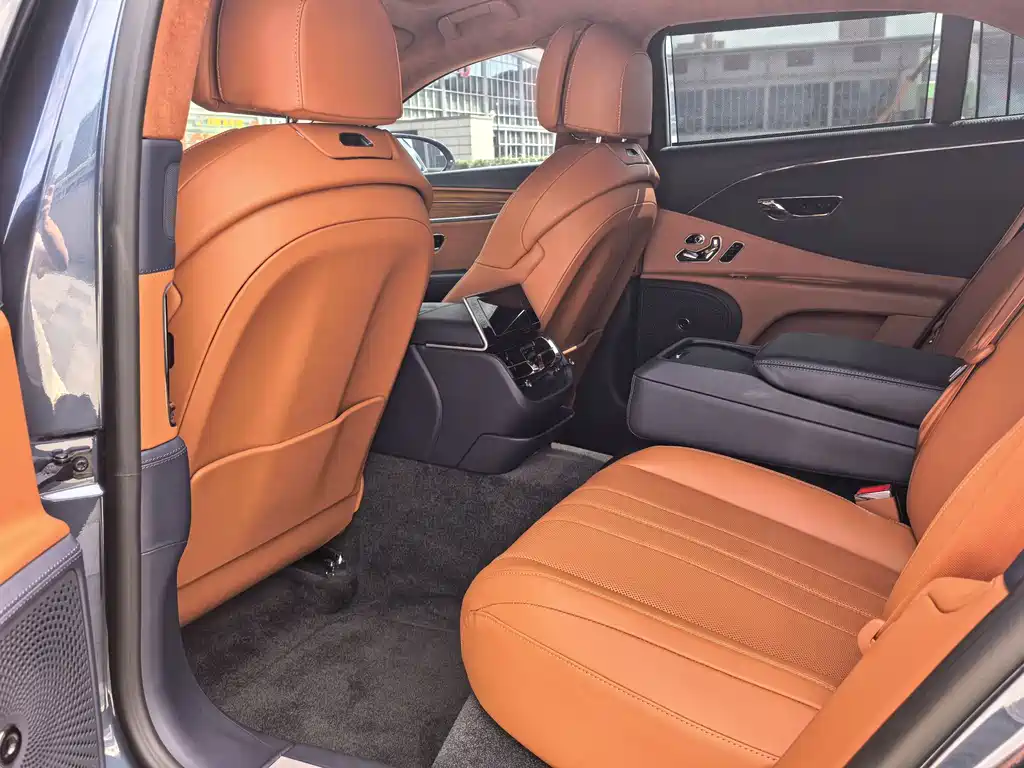 Bentley Flying Spur 2023 — фото 15