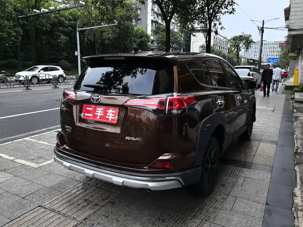 Toyota RAV4 2019 — фото 8