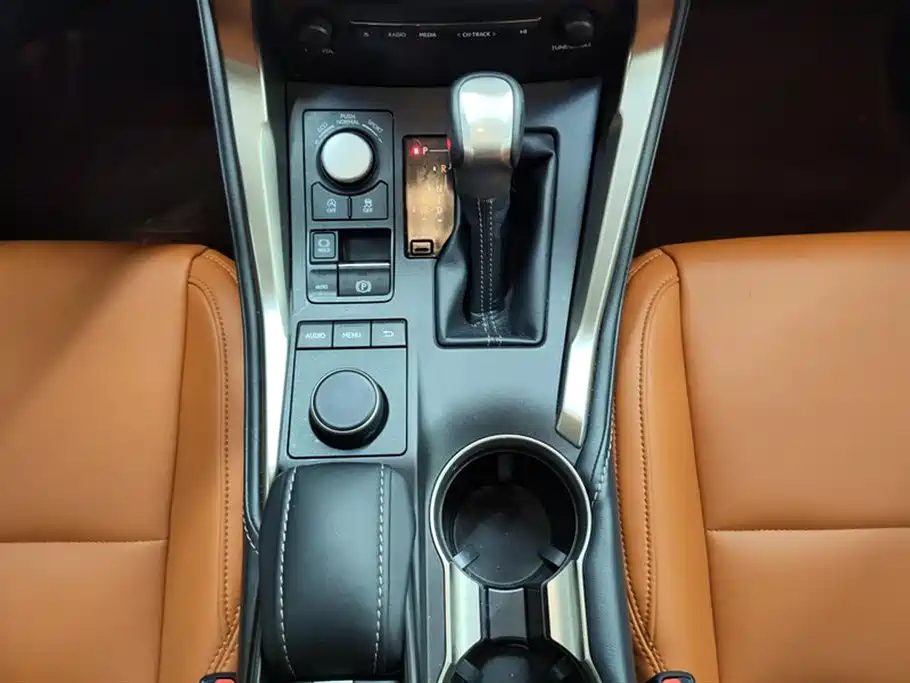 Lexus NX 2017 — фото 14