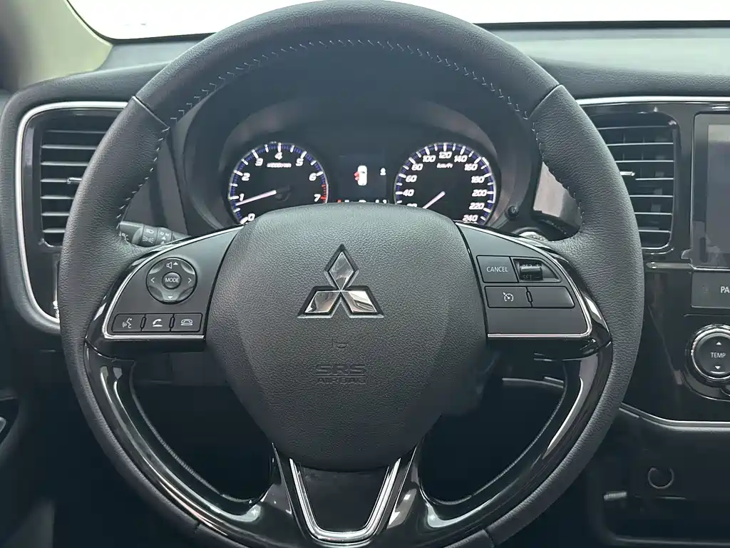 Mitsubishi Outlander 2023 — фото 12