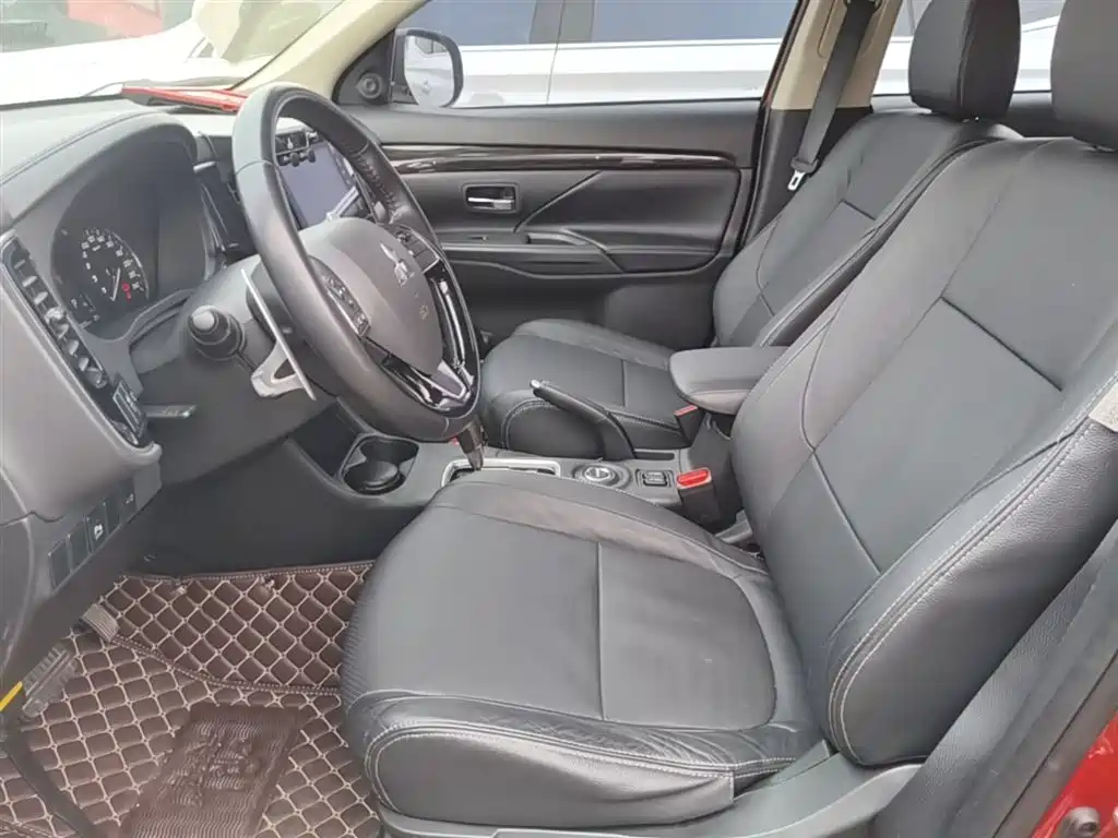 Mitsubishi Outlander 2017 — фото 15