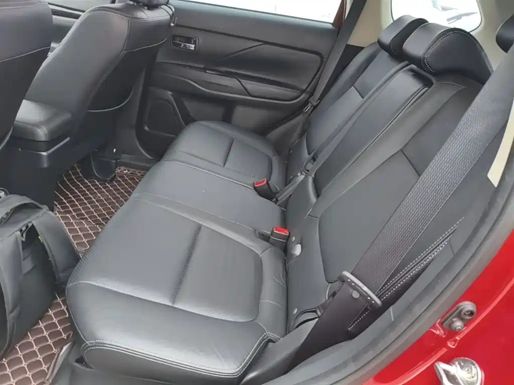 Mitsubishi Outlander 2017 — фото 17
