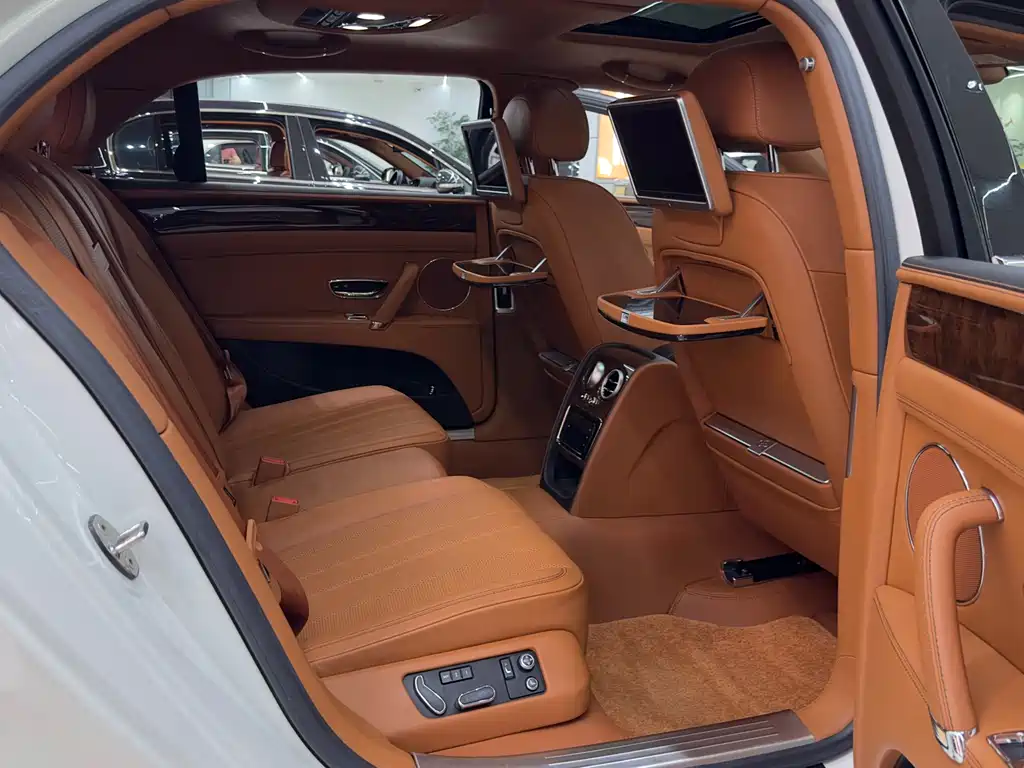Bentley Flying Spur 2017 — фото 17