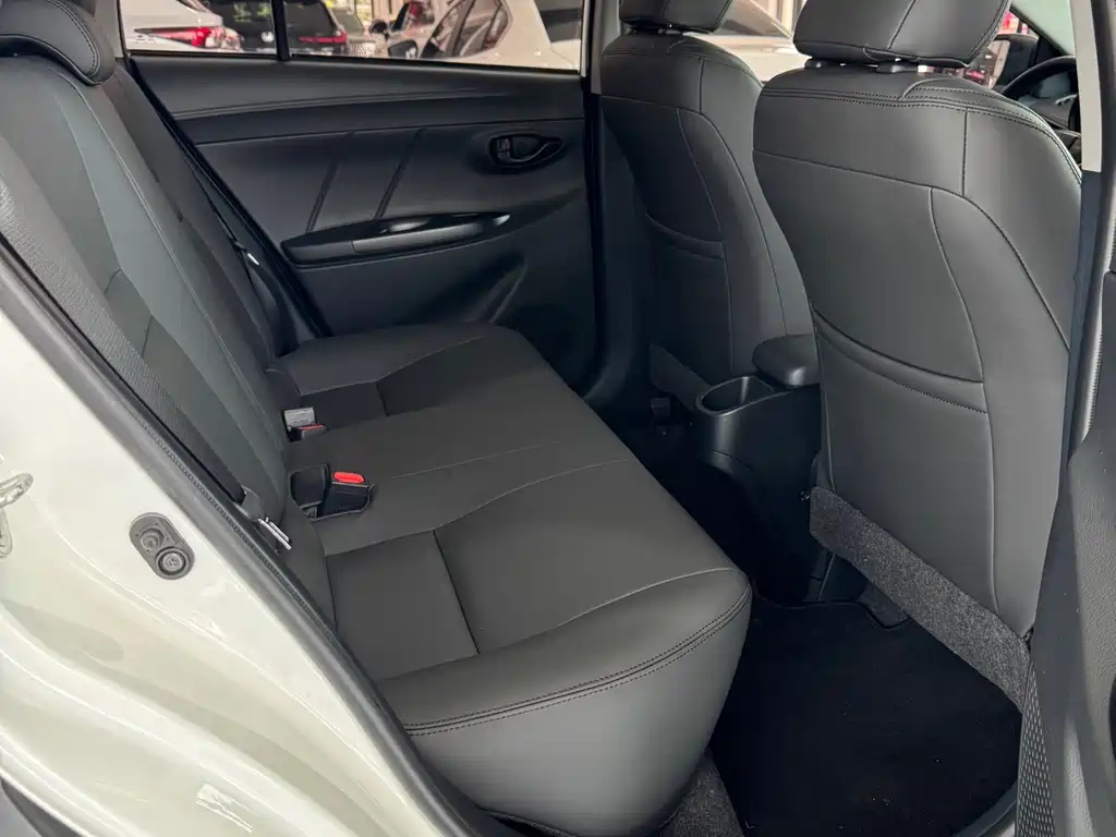 Toyota Yaris L 2022 — фото 10
