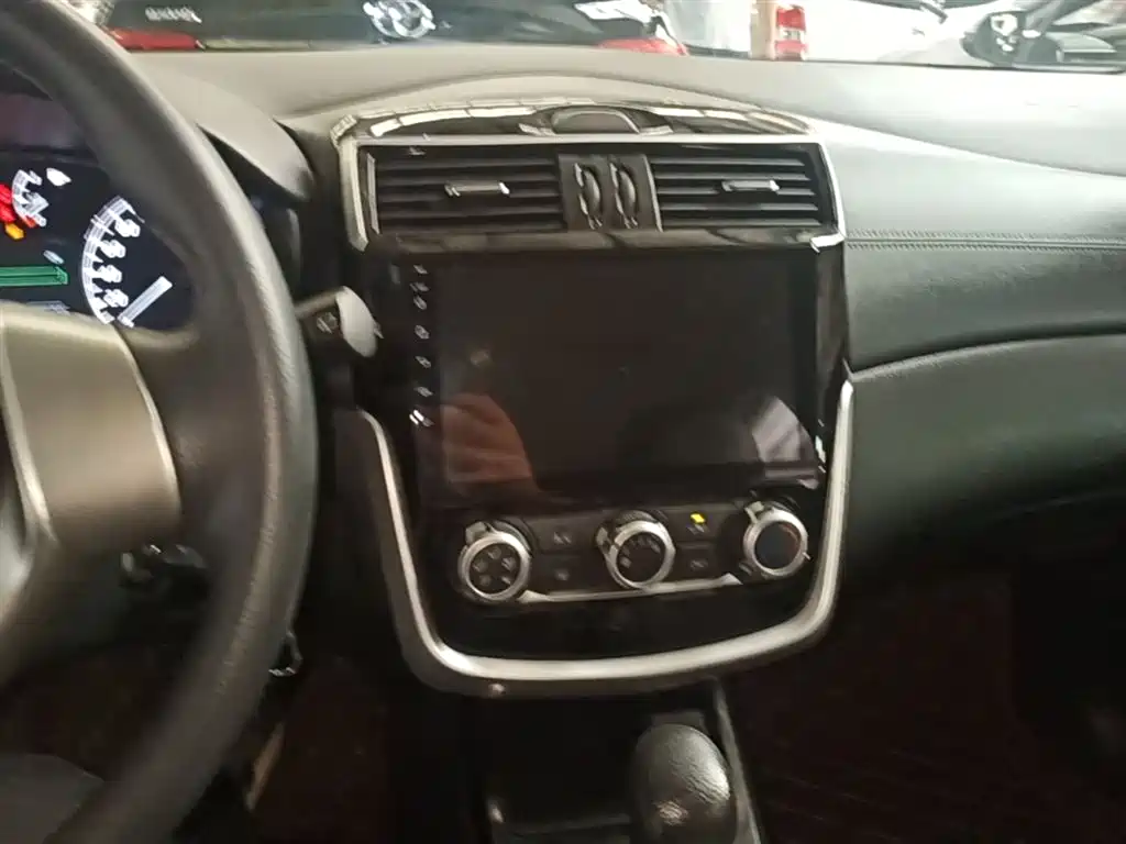 Nissan Tiida 2018 — фото 10