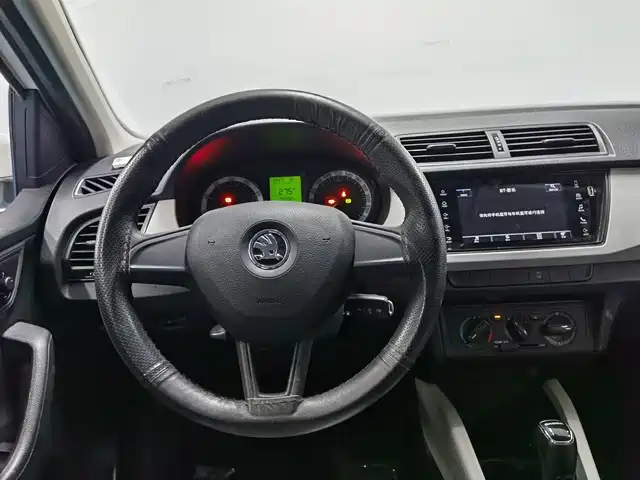 Skoda Fabia 2017 — фото 12