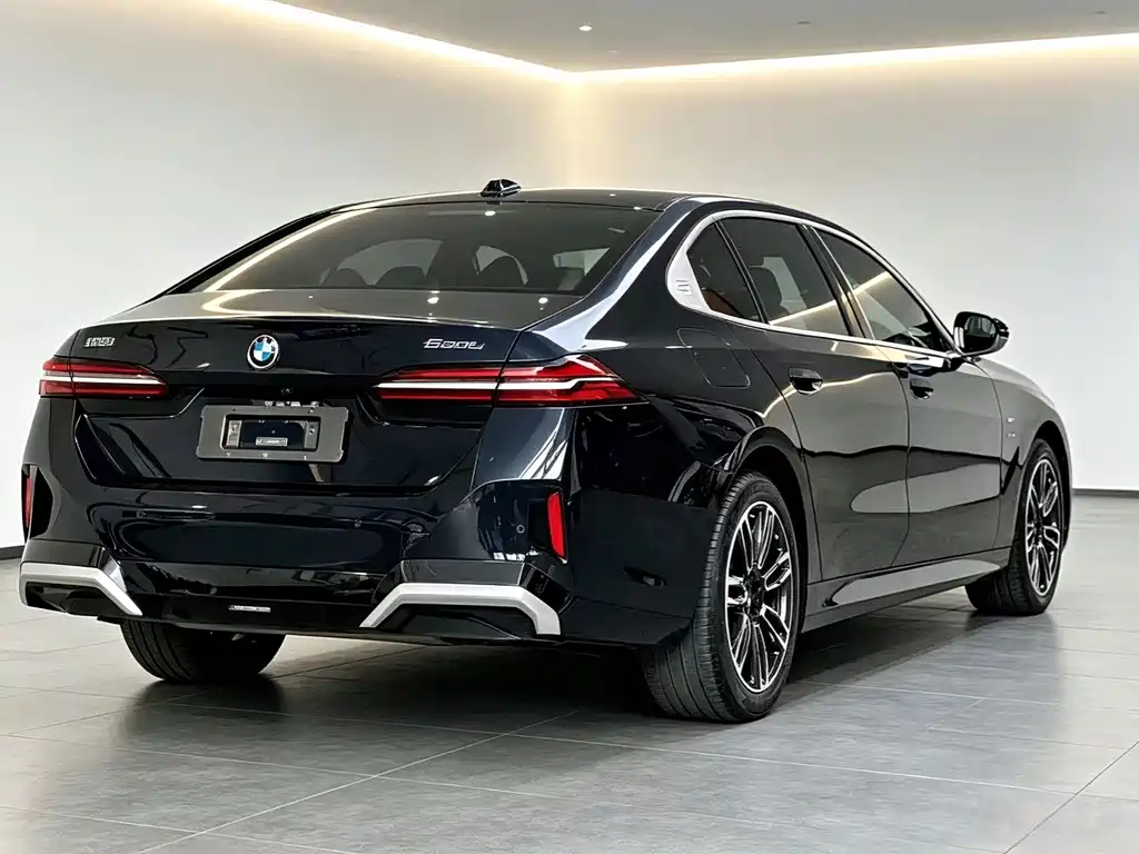 BMW 5 Series 2025 — фото 17
