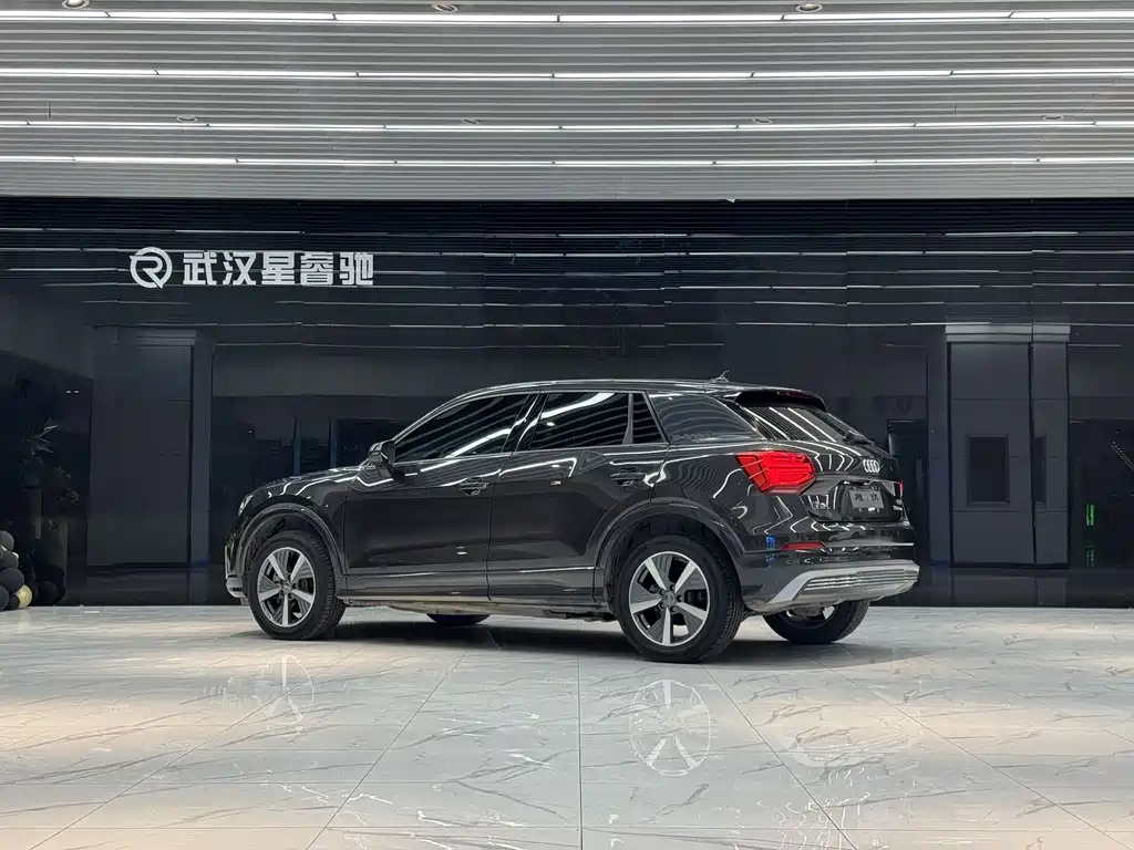 Audi Q2L e-tron 2021 — фото 4