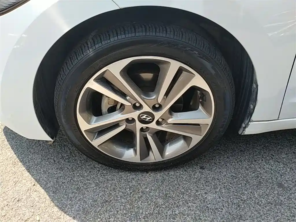 Hyundai Elantra 2017 — фото 23