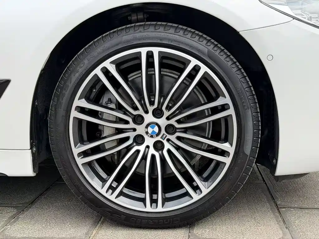 BMW 5 Series 2019 — фото 32