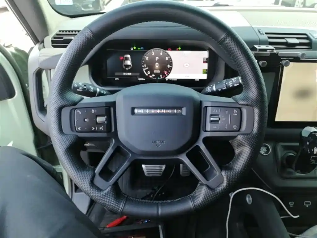 Land Rover Defender 2023 — фото 11