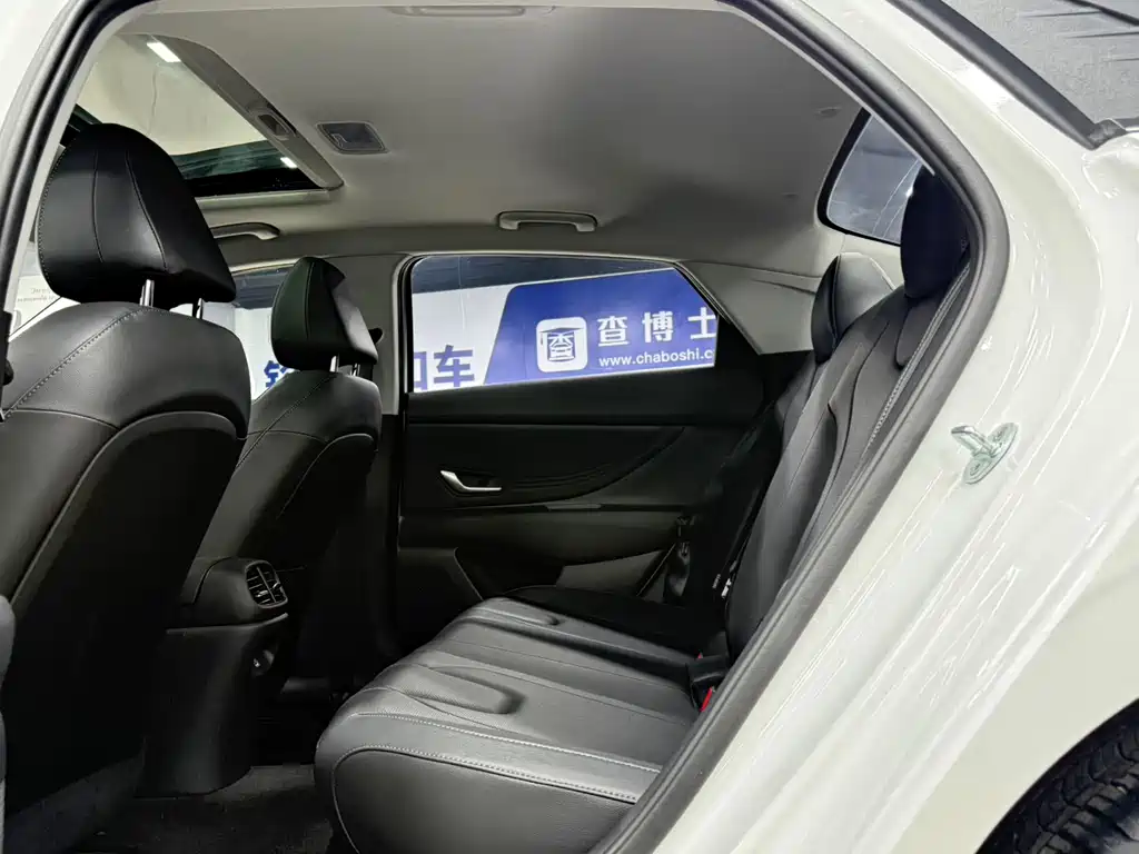 Hyundai Elantra 2023 — фото 17
