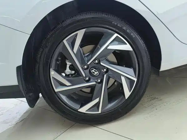 Hyundai Elantra 2025