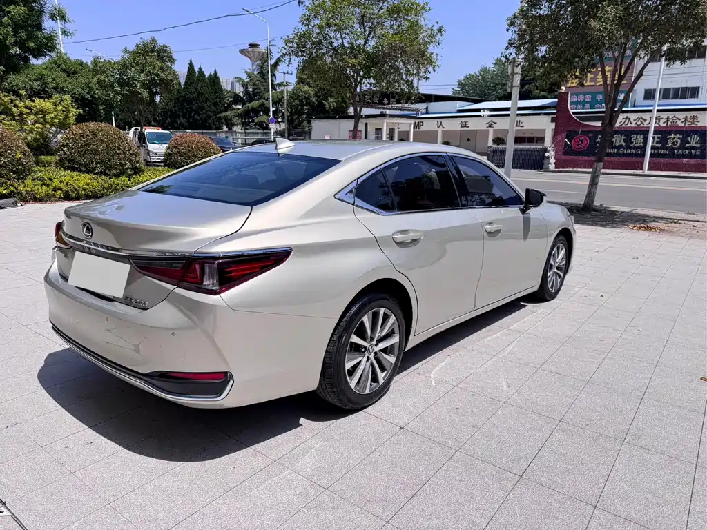 Lexus ES 2019 — фото 3