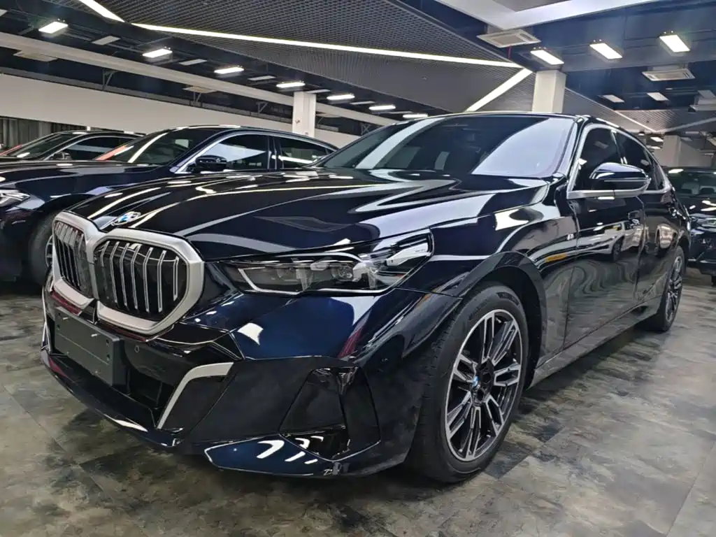BMW 5 Series 2025 — фото 1