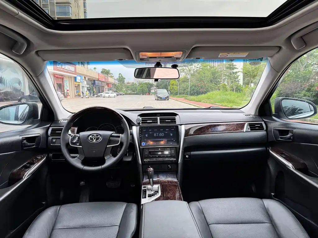 Toyota Camry 2015 — фото 12