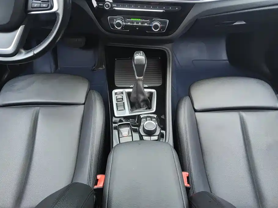 BMW 1 Series 2018 — фото 16