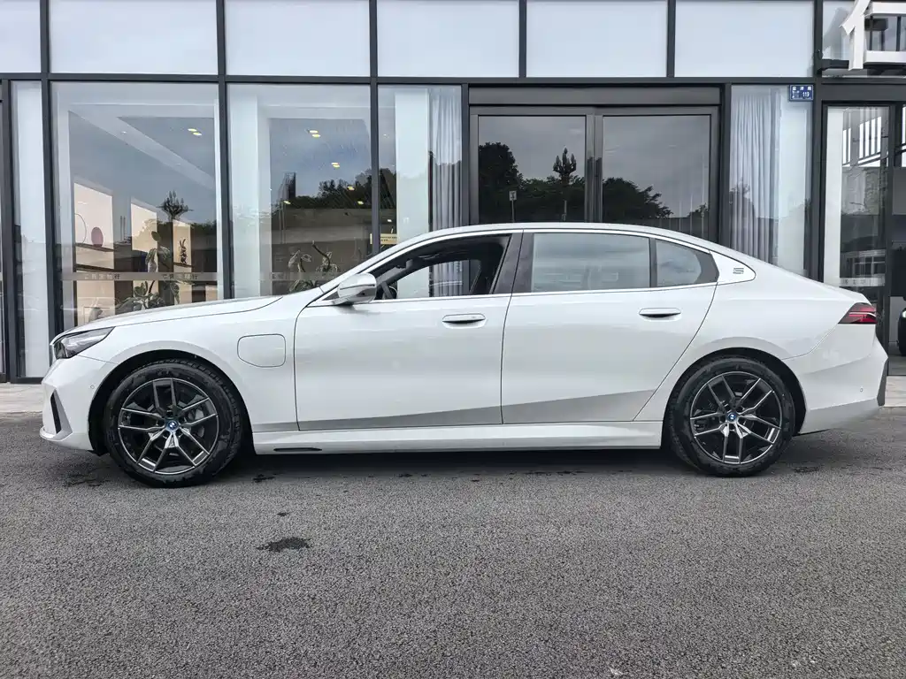 BMW i5 2025 — фото 3