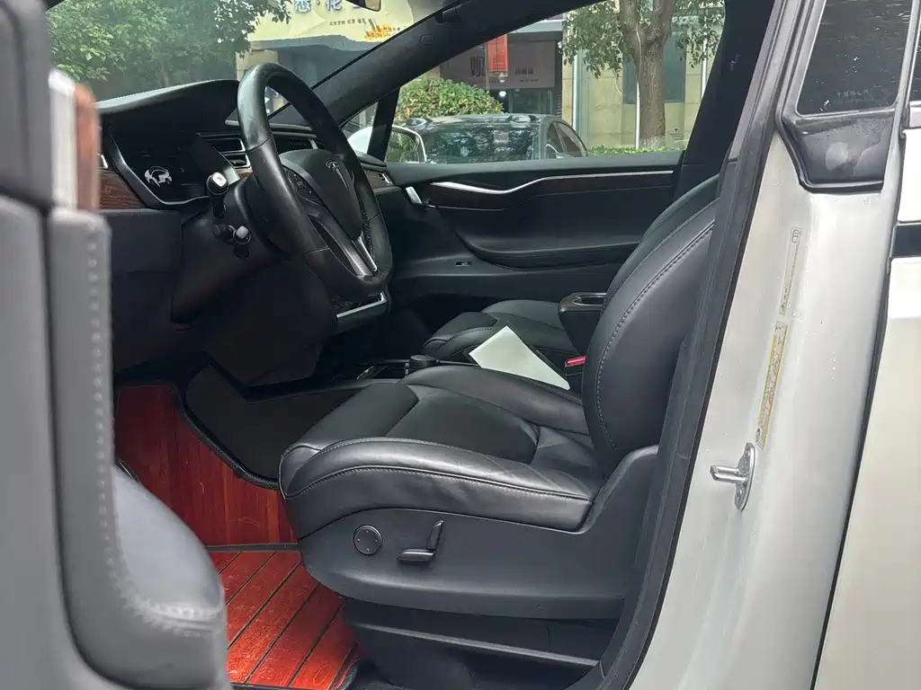 Tesla Model X 2018 — фото 18