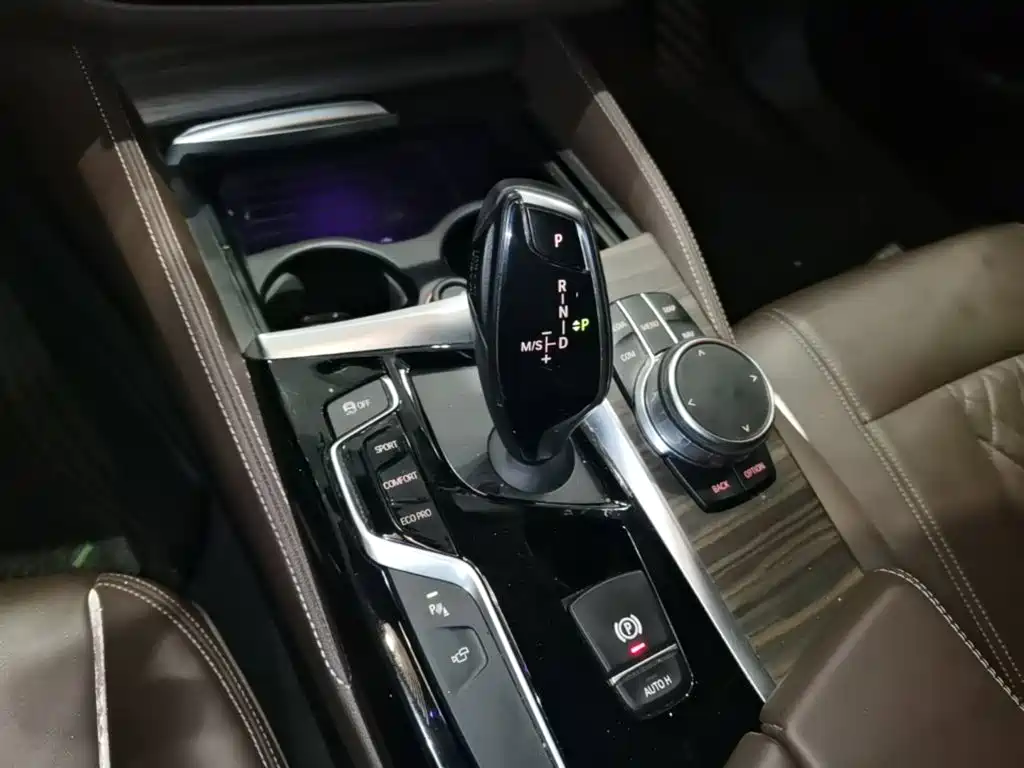 BMW 5 Series 2018 — фото 14
