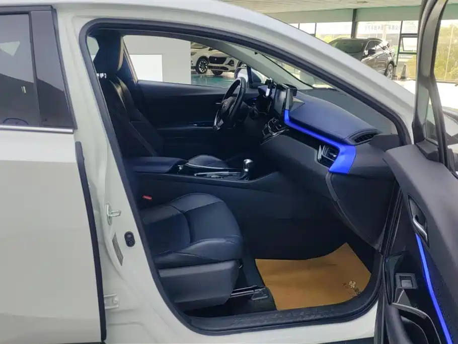 Toyota C-HR 2023 — фото 8