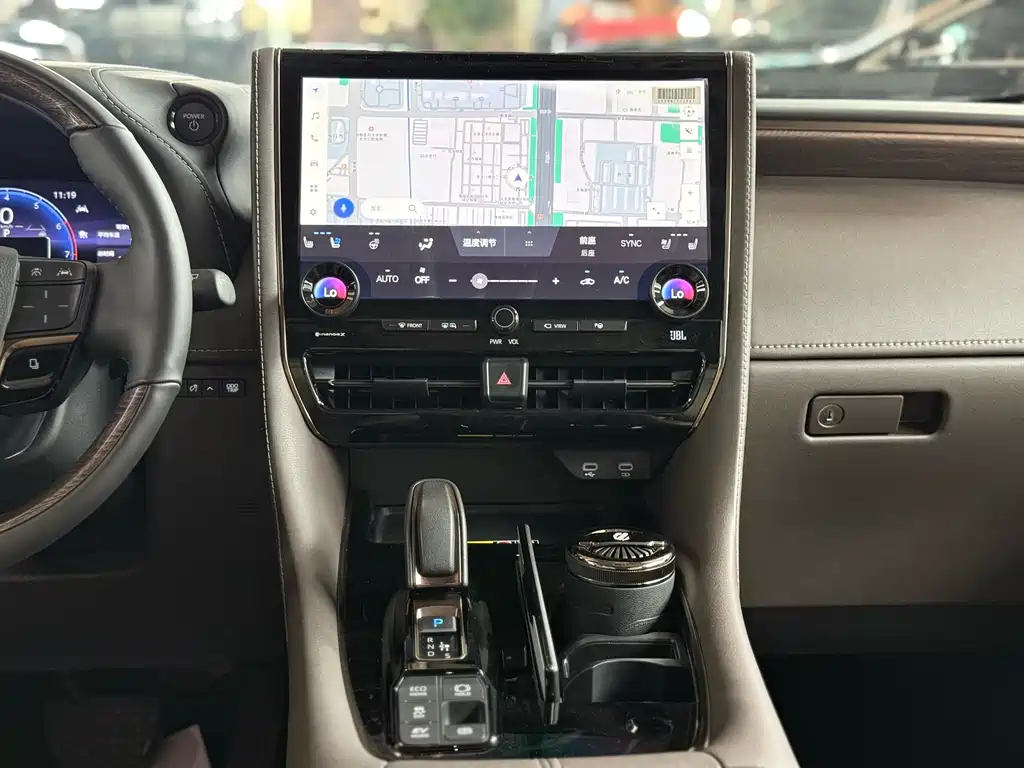 Toyota Alphard 2024 — фото 19