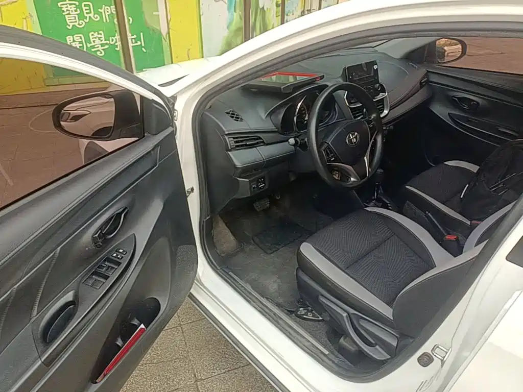 Toyota Yaris L 2022 — фото 16