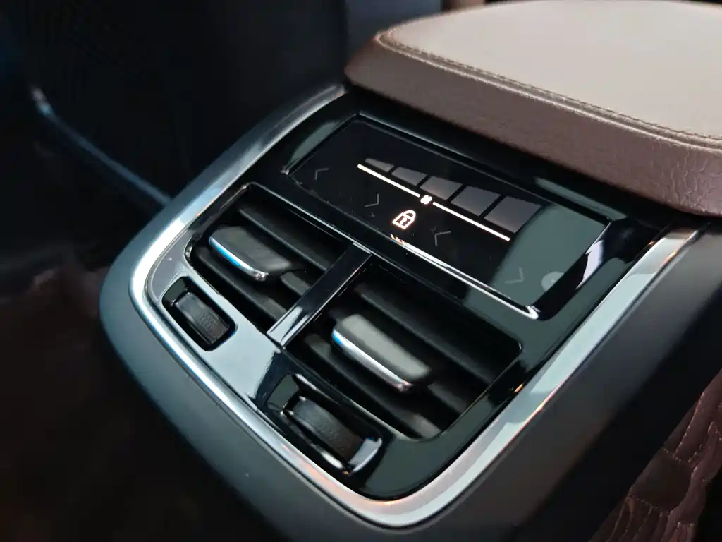Volvo XC90 2022 — фото 20