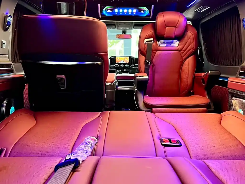 Toyota Hiace — фото 15