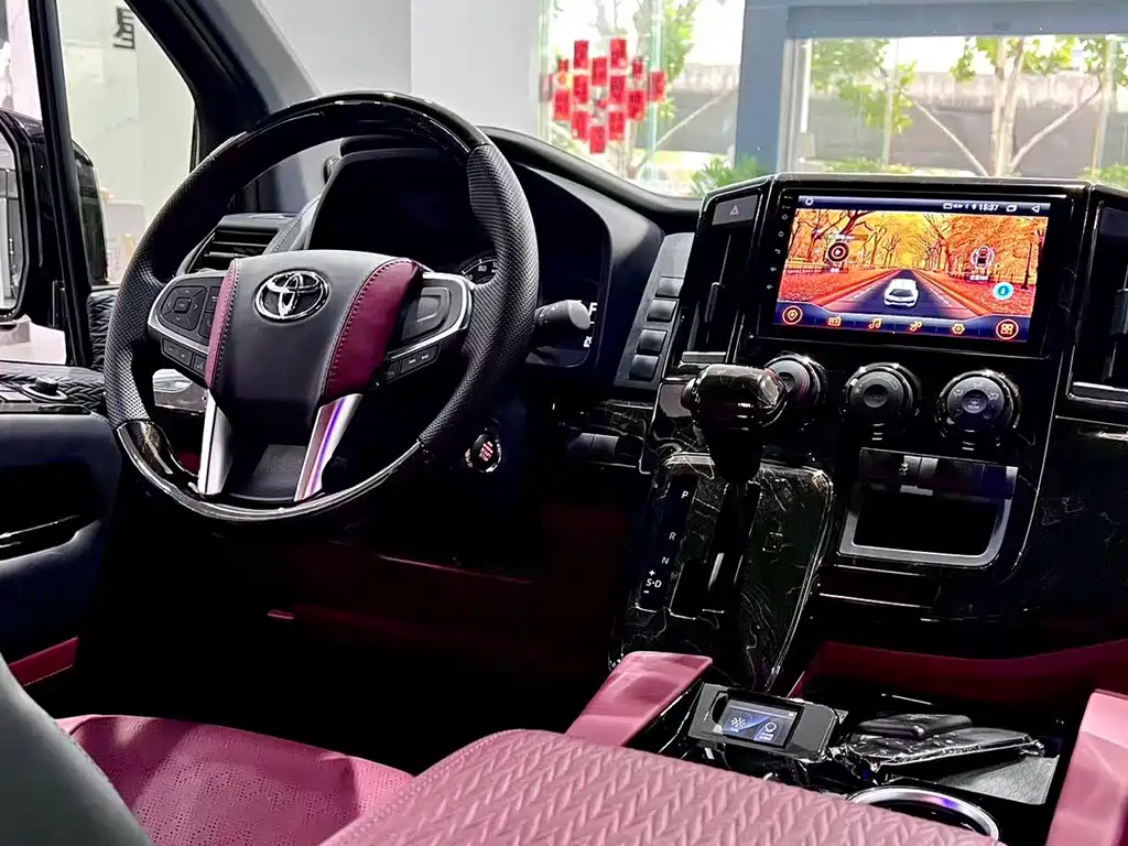 Toyota Hiace — фото 19