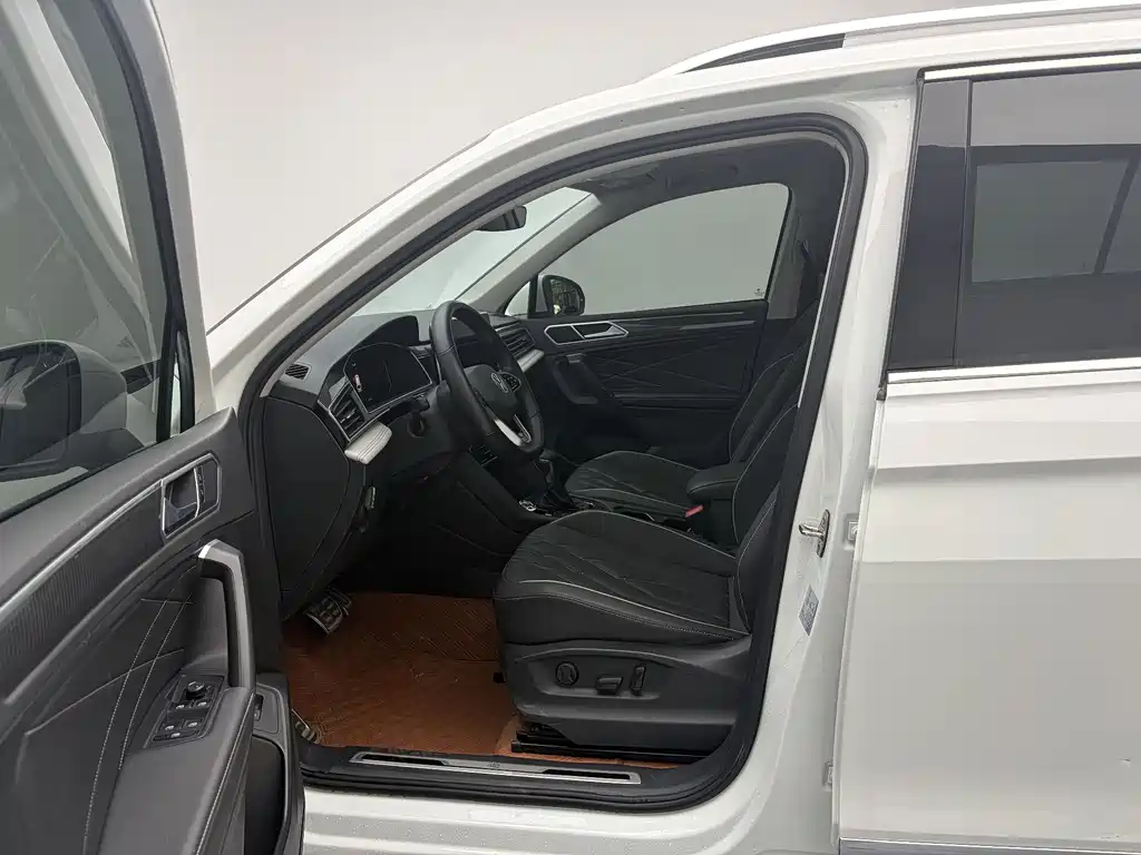 Volkswagen Tiguan L 2023 — фото 12