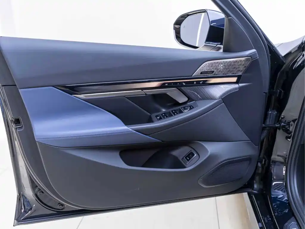 BMW 5 Series 2025 — фото 17