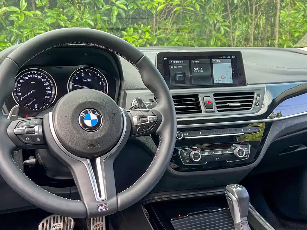 BMW 1 Series 2018 — фото 11