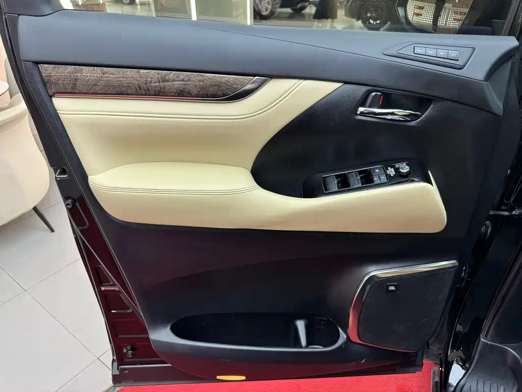 Toyota Vellfire 2023 — фото 10
