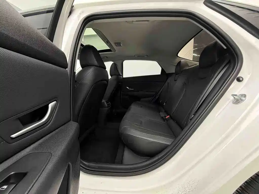 Hyundai Elantra 2022 — фото 13