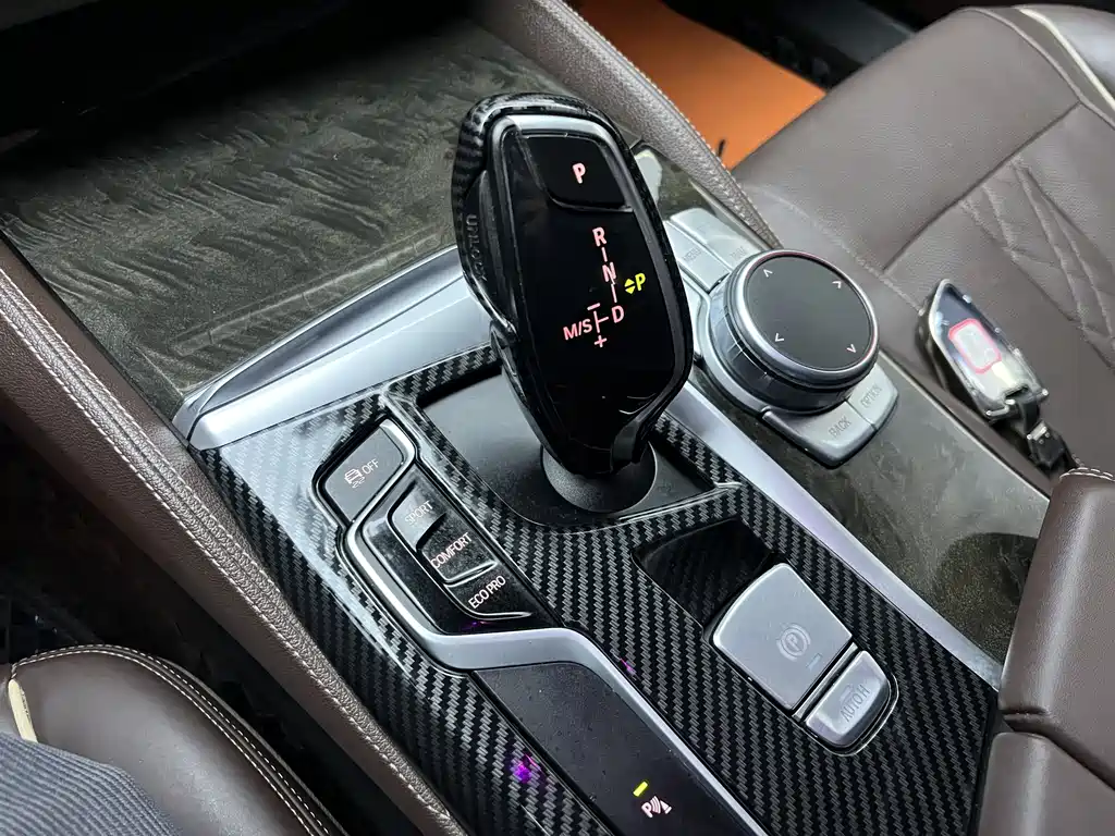 BMW 5 Series 2017 — фото 11