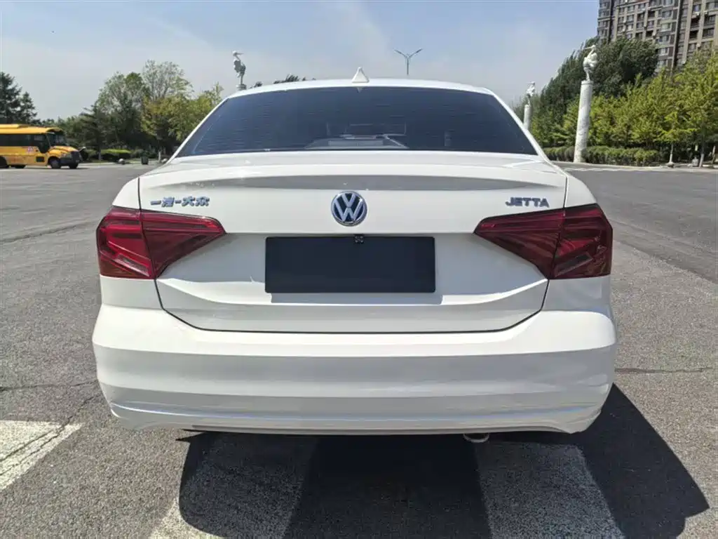 Volkswagen Jetta 2018 — фото 10