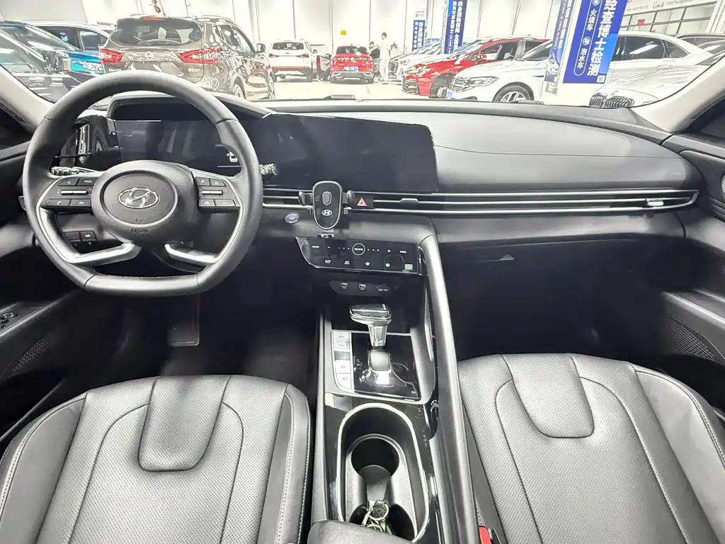 Hyundai Elantra 2023 — фото 19