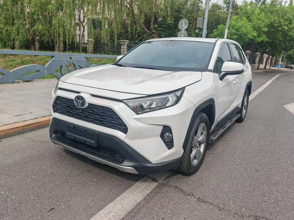 Toyota RAV4 2021 — фото 1