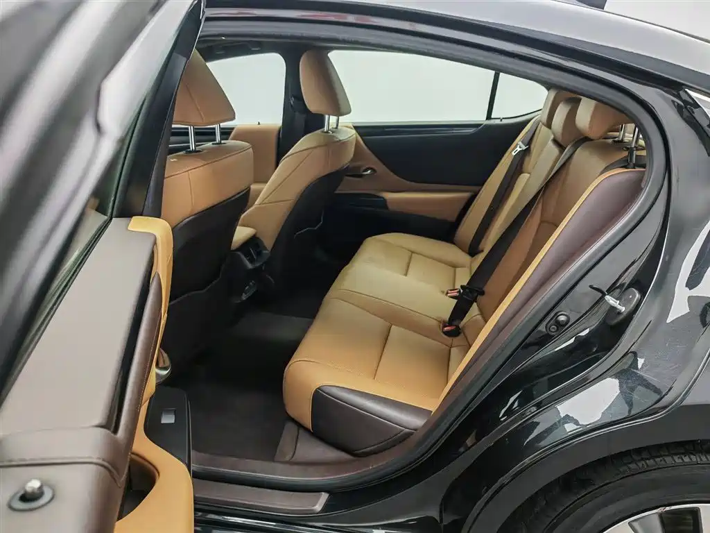 Lexus ES 2020 — фото 15