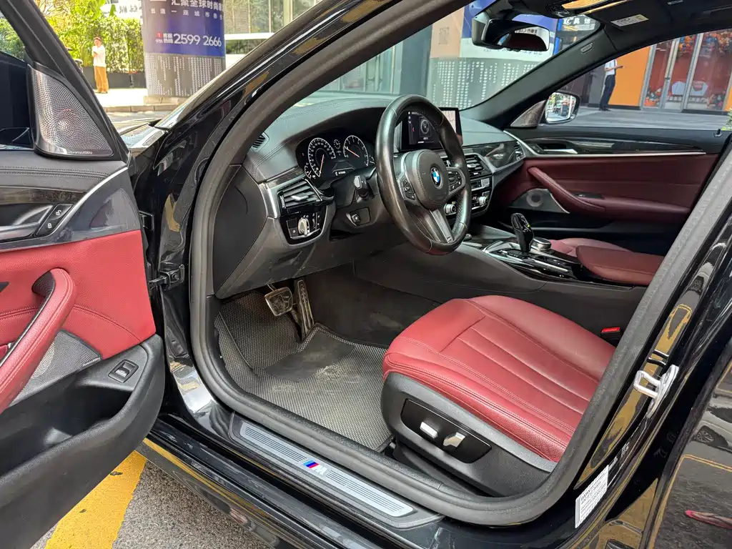BMW 5 Series 2019 — фото 13
