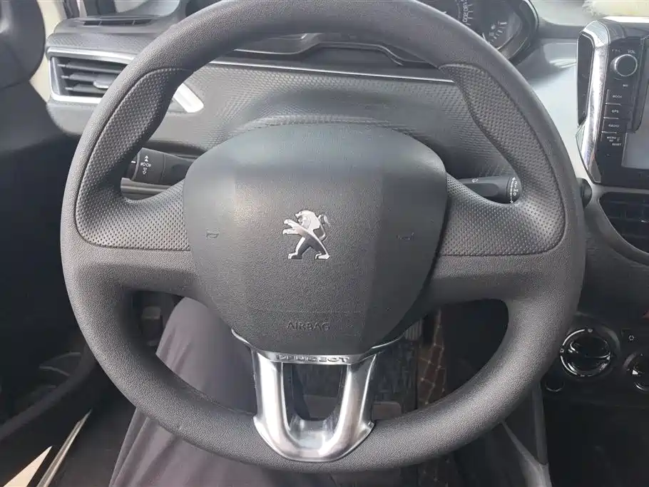 Peugeot 2008 2016 — фото 15