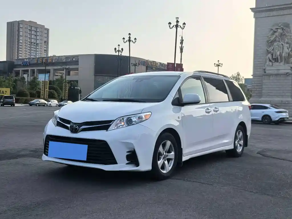 Toyota Sienna 2019 — фото 1