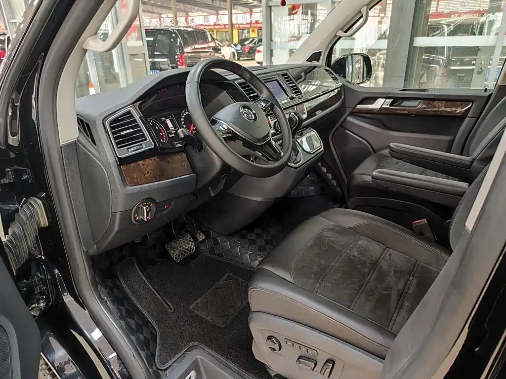 Volkswagen Multivan 2018 — фото 14